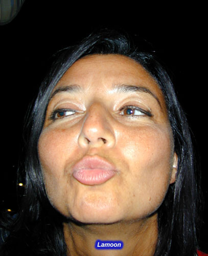 052_lamoon_kiss.jpg